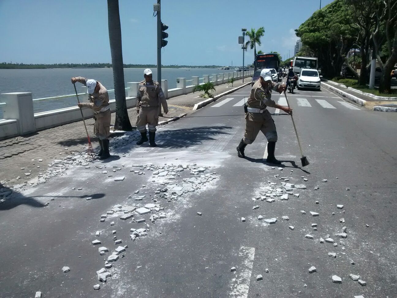 SMTT alerta: resíduos na via podem causar acidentes - SMTT Aracaju